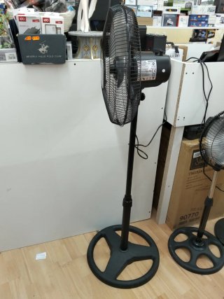 Ventilador de pie negro