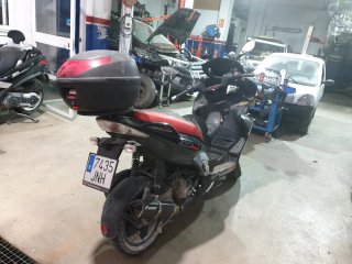 Aprilia SR MAX 300CC Negra/Roja