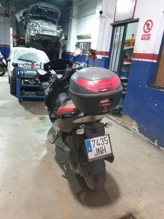 Aprilia SR MAX 300CC Negra/Roja