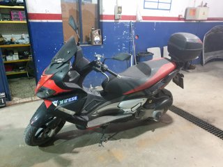 Aprilia SR MAX 300CC Negra/Roja