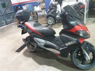 Aprilia SR MAX 300CC Negra/Roja