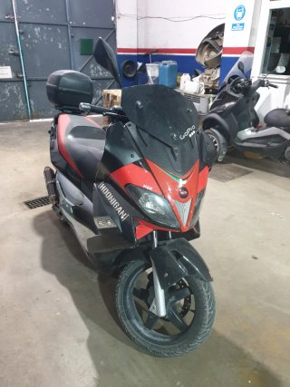 Aprilia SR MAX 300CC Negra/Roja
