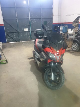 Aprilia SR MAX 300CC Negra/Roja