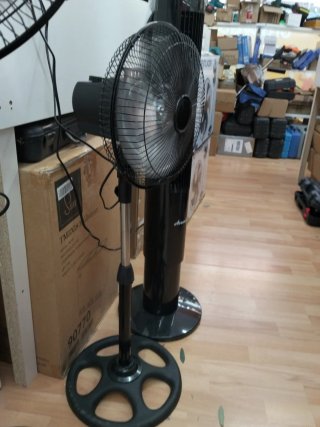Ventilador de pie plateado
