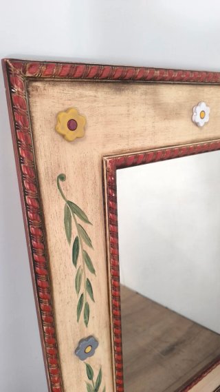 ESPEJO DE MADERA CON MARCO DE FLORES