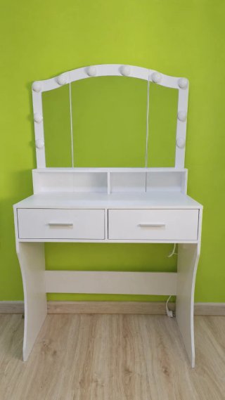 Tocador blanco con espejo y luces