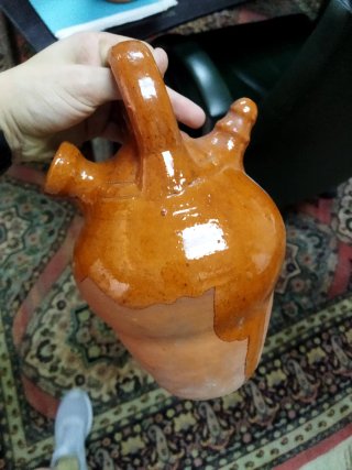 Botijo de barro tradicional