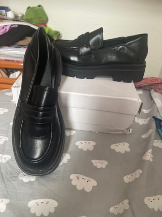 Zapatos negros tipo mocasín 40 viene más chicos