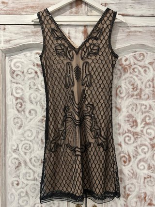 3 Vestidos de fiesta con lentejuelas.
