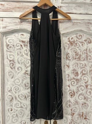 3 Vestidos de fiesta con lentejuelas.