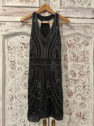 3 Vestidos de fiesta con lentejuelas.