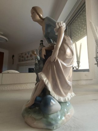 Figura Lladro Mujer Fuente cántaro