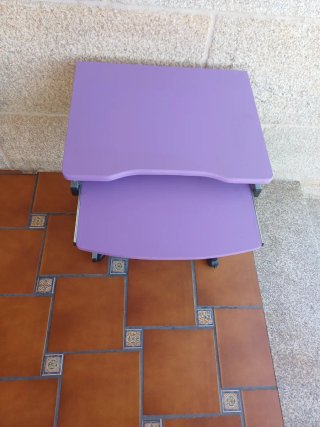 Mesa de ordenador morada con ruedas