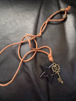 Collar Estrella Negra y Llave Dorada