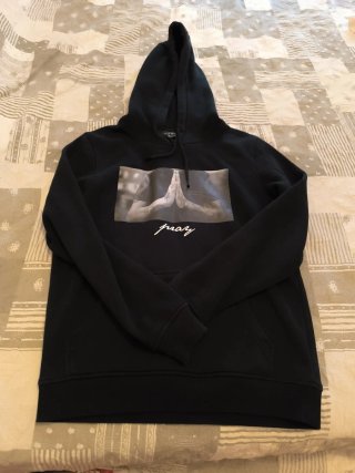 Sudadera Pray Negra con Capucha