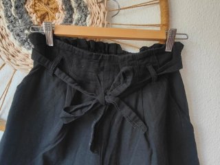 Shorts de lino negro con cinturón