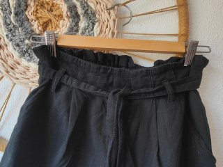 Shorts de lino negro con cinturón