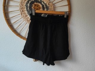 Shorts de lino negro con cinturón