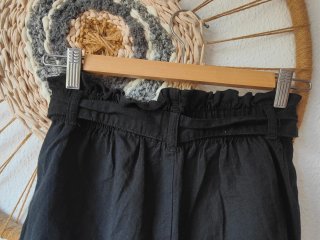 Shorts de lino negro con cinturón