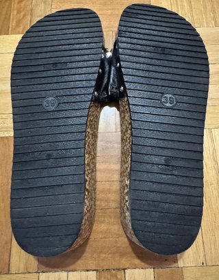 Sandalias cuña negras INSIDE tachuelas talla 39