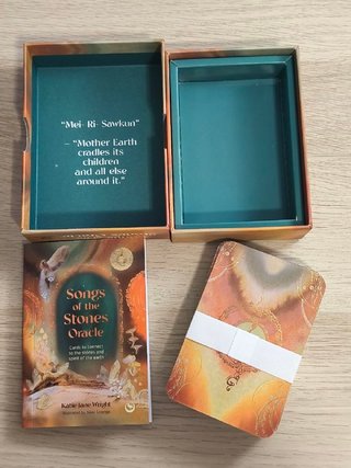 Oracolo delle canzoni delle pietre (inglese)
