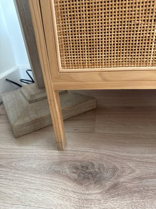 Mueble bajo madera natural con cajones ratan