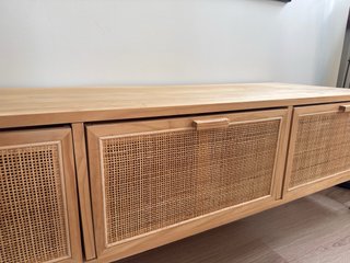 Mueble bajo madera natural con cajones ratan
