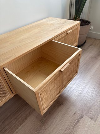 Mueble bajo madera natural con cajones ratan
