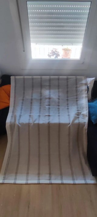 Estor enrollable de tela beige y gris