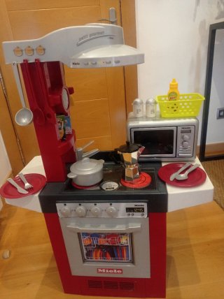 Cocinita de juguete Miele con accesorios