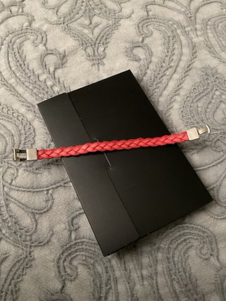 Pulsera trenzada Uno de 50 roja