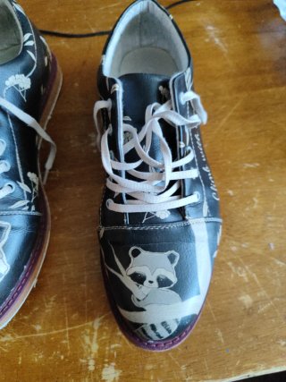 Zapatos Dogo negros y beige con estampado.