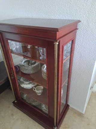 Vitrina de madera con detalles dorados
