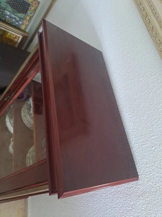 Vitrina de madera con detalles dorados