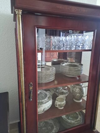 Vitrina de madera con detalles dorados