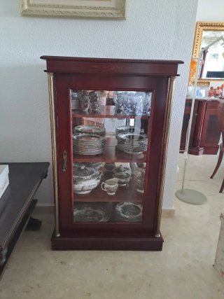 Vitrina de madera con detalles dorados