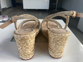 Sandalias Alma en Pena Beige y Doradas