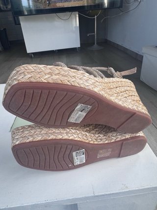Sandalias Alma en Pena Beige y Doradas