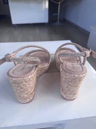 Sandalias Alma en Pena Beige y Doradas