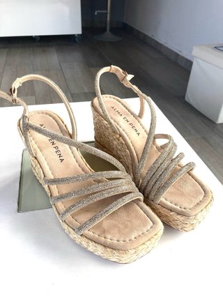 Sandalias Alma en Pena Beige y Doradas