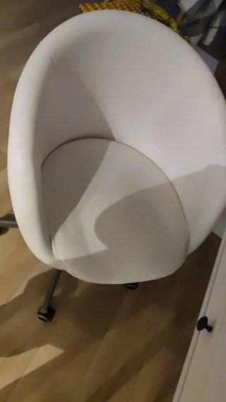 Escritorio blanco con cajones