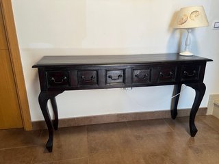 Mueble auxiliar de madera oscuro