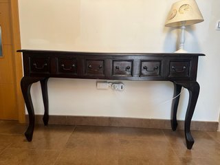 Mueble auxiliar de madera oscuro