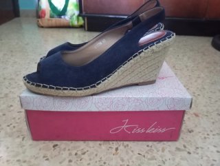 Zapatos cuña azul marino, con suela de esparto.