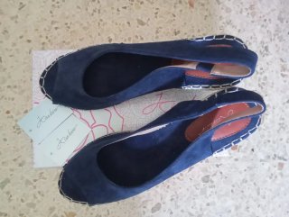 Zapatos cuña azul marino, con suela de esparto.