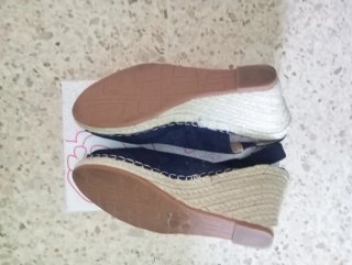 Zapatos cuña azul marino, con suela de esparto.