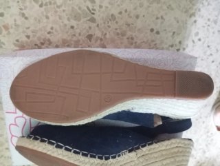 Zapatos cuña azul marino, con suela de esparto.