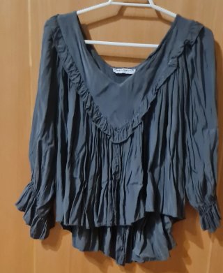 Blusa gris con volantes