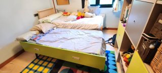 Dormitorio juvenil y estanteria/libreria