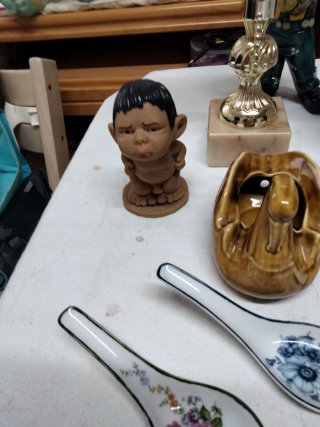 Lote figuras decorativas y trofeo
